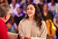 1, 2 oder 3 – Von Gästin Michelle Schreiber erfährt Elton bei "1, 2 oder 3", weshalb viele Affen und ihr Lebensraum bedroht sind.
