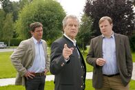 Die Rosenheim-Cops – Als sein Alibi wackelt, fühlt sich Vereinspräsident Kahler (Michael Schwarzmaier, m.) von den Kommissaren Hartl (Michael A. Grimm, r.) und Lind (Tom Mikulla, l.) unter Druck gesetzt.