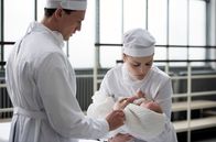 Charité – Dr. Artur Waldhausen (Artjom Gilz, l.) und seine Frau Anni (Mala Emde, r.) halten die Erkrankung ihrer Tochter Karin geheim.