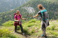 Watzmann ermittelt – Liz Rittmayer (Nina Schmieder, r.) bedroht Anna Falter (Miriam Morgenstern, l.).
