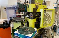 Handwerkskunst! – Eine der beiden Pressmaschinen für Schallplatten der Firma Duophonic.