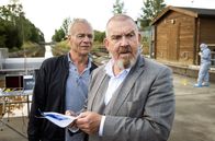 Tatort – Am Randkanal wurde die Tote ins Wasser geworfen. Eine Kette, die Lara Krohn gehörte, konnte hier sichergestellt werden. Die Kommissare Max Ballauf (Klaus J. Behrendt, l) und Freddy Schenk (Dietmar Bär) schauen sich weiter um.