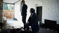 Der junge Inspektor Morse – Dr. Max Derbryn (James Breadshaw, r.) teilt Endeavour (Shaun Evans, l.) die Todesursache des Opfers mit.