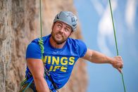 Bergwelten – Angelino Zeller (Paraclimbing-Weltmeister) in den Dolomiten bei der Besteigung des Cinqe Torri.
