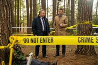 Inspector Barnaby – Eine Mordserie in einer Gruppe von so genannten Preppern, die sich hobbymäßig auf eine mögliche Apokalypse vorbereiten, beschäftigt DCI John Barnaby (Neil Dudgeon, l.) und seinen Assistenten DS Jamie Winter (Nick Hendrix, r.).