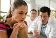 In aller Freundschaft – ARD/MDR IN ALLER FREUNDSCHAFT, FOLGE 660, "Böses Blut" Uhr im ERSTEN. Schwester Arzu Ritter (Arzu Bazman, li.) hat ihre mündliche Prüfung zur Hebamme nicht geschafft. Ihr Mann Dr. Philipp Brentano (Thomas Koch (re.) und ihr Kollege Hans-Peter Brenner (Michael Trischan (hinten) schaffen es nicht, sie zu trösten. Nun hat sie vor der morgen anstehenden praktischen Prüfung noch mehr Beklemmung.