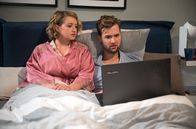 Rote Rosen – Simon (Thore Lüthje, r.) und Sara (Antonia Jungwirth, l.) informieren sich im Netz über Social Freezing.