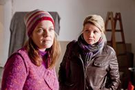 Danni Lowinski – Mit großem Einsatz versucht Danni (Annette Frier, r.) Renate Winz (Birge Schade, l.) und ihrer Tochter Leni zu helfen. Doch wird sie Erfolg haben?