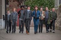Sing Street – (v.l.n.r.) (v.l.n.r.) Garry (Karl Rice); Darren (Ben Carolan); Ngig (Percy Chamburuka); Cosmo (Ferdia Walsh-Peelo); Raphina (Lucy Boynton); Eamon (Mark McKenna); Larry (Conor Hamilton); Penny (Ian Kenny)