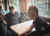 Californian Commando – Van (Kian Lawley, l.) ist wegen der Ereignisse am Wochenende verärgert. Da Forsbacka (Tatu Sinisalo, r.) daran nicht gerade unschuldig war, ist Van auf der Rückfahrt zum Camp etwas genervt.