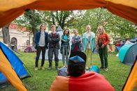 Schloss Einstein – Paul (Fynn Malou Meinert), Simon (Tom Linnemann), Sarah (Selma Kunze), Nele (Hanna-Sophie Stötzel), Luisa (Tessa Dökel) und Martha (Luna Kuse) sind beeindruckt.