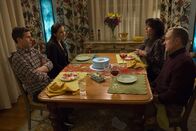 Brooklyn Nine-Nine – (v.l.n.r.) (Jake Peralta (Andy Samberg); Amy Santiago (Melissa Fumero); Karen Peralta (Katey Sagal); Roger Peralta (Bradley Whitford)