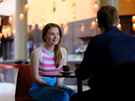You & Me – Bens (Harry Lawtey) erstes Treffen mit der jungen Schauspielerin Emma Lyttleton (Jessica Barden) wegen eines Interviews für seine Zeitungskolumne geht mit Hindernissen einher.