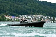 WaPo Bodensee – Julia Demmler (Wendy Güntensperger, l.) und Paul Schott (Tim Wilde, r.) glauben fest daran, dass Nele niemals zu einem Mord in der Lage wäre. Sie recherchieren auf eigene Faust.
