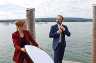 WaPo Bodensee – Der Politiker Götz Eberlein (Robert Schupp, r.) mit seiner persönlichen Assistentin Astrid Garber (Isabella Bartdorff, l.) bei einem Fototermin für seinen Landtagswahlkampf.