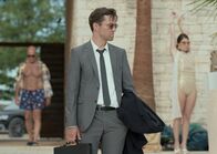 Die Affäre Cum-Ex – Sven Lebert (Nils Strunk, M.) und Bernd Hausner überraschen Fred Allen (Andy Murray, l.) in seiner Villa auf Mallorca.