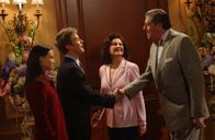 Gilmore Girls – Die Großeltern von Rory (Alexis Bledel, l.) können es nicht fassen, dass ihre Enkelin mit einem Huntzberger zusammen ist. Daher laden Emily (Kelly Bishop, 2.v.r.) und Richard (Edward Herrmann, r.) Logan (Matt Czuchry, 2.v.l.) zum gemeinsamen Essen ein und überhäufen das junge Paar nur so mit Komplimenten ...