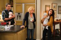 Modern Family – v.li.: Phil Dunphy (Ty Burrell), Claire Dunphy (Julie Bowen), Haley Marshall (Sarah Hyland)