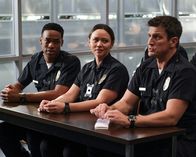 The Rookie – Zum Abschluss ihres praktischen Ausbildungsjahrs beim LA Police Departement werden die Rookies Nolan (Nathan Fillion, r.), Chen (Melissa O'Neil, M.) und West (Titus Making Jr., l.) noch einmal auf die Probe gestellt.