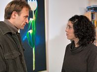 In aller Freundschaft – Martin (Bernhard Bettermann) und Valerie Stein (Jany Tempel) bemerken, dass sie von ihrer Tochter Marie gegeneinander ausgespielt werden. Doch auch diese Einsicht verhindert den nächsten Streit nicht.
