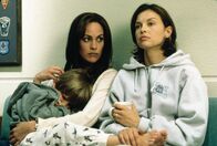 Doppelmord – Als Libby (Ashley Judd, r.) wegen Mordes an ihrem Ehemann verhaftet wird, vertraut sie ihrer Freundin Angie (Annabeth Gish, M.) ihren geliebten Sohn Matty (Benjamin Weil, l.) an. Doch kurz darauf verschwindet diese mit dem Kind ...