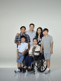 Fresh off the Boat – (3. Staffel) - Eine Familie der besonderen Art: Louis (Randall Park, 3.v.l.), Jessica (Constance Wu, 2.v.r.), Eddie (Hudson Yang, l.), Emery (Forrest Wheeler, r.), Evan (Ian Chen, 2.v.l.) und Grandma Huang (Lucille Soong, 3.v.r.) ...