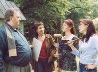 Bloch – Clara (Ulrike Krumbiegel,2.v.re.) und Leonie (Katharina Wackernagel,re.) sind der Meinung, dass Bloch (Dieter Pfaff) sich wenigstens am Wochenende mit der Weiterentwicklung der eigenen Beziehung befassen sollte statt mit seinem Fall. Aber Bloch ist froh, dass Noch-Ehefrau Annegret (Eva Kryll) aufgetaucht ist, um ihm Informationen über seinen Patienten zu geben.