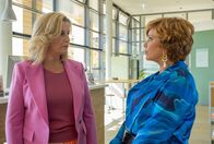 In aller Freundschaft – Die neue Gesundheitsdezernentin Antonia Meiler (Muriel Baumeister, re.) gibt Sarah Marquardt (Alexa Maria Surholt, li.) zu verstehen, dass sie sehr wohl weiß, was Sarah die ganze Zeit vor ihr verbirgt.