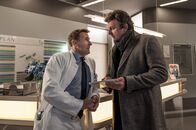 Der Bergdoktor – Dr. Martin Gruber (Hans Sigl, r.) und Dr. Alexander Kahnweiler (Mark Keller, l.) sind sich bei Karls schlechten Leberwerten sofort einig: Nur eine Organspende kann sein Leben retten!