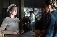 Ein Tag in... – Ein neu gegründeter Suchdienst lässt Elli (Henrike von Kuick, li.) hoffen, ihre vermisste Schwester doch noch wiederzufinden.