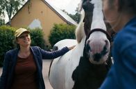 Unhappy – Geborgenheit: Sarah Piorkowsky (li.), Violinistin und Anbieterin von pferdegestütztem Coaching, fühlt sich bei ihren Pferden zu Hause.