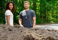 Under the Dome – Gelingt es Eva (Kylie Bunbury, l.), Barbie (Mike Vogel, r.) endgültig an sich und damit an die Gemeinschaft zu binden?