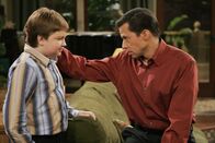 Two and a Half Men – (v.li.) Angus T. Jones (Jake Harper), Jon Cryer (Alan Harper).
