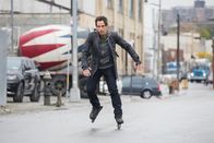Gefühlt Mitte Zwanzig – Josh (Ben Stiller) hat den Galatermin zu Ehren seines Schwiegervaters verschwitzt und versucht jetzt eiligst auf Rollerblades noch halbwegs rechtzeitig zu kommen.