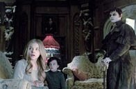 Dark Shadows – Barnabas Collins (Johnny Depp, re.) will seinen Nachfahren Carolyn (Chloe Grace Moretz, li.) und David (Gully McGrath, Mi.) helfen.