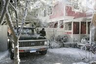 Gilmore Girls – Luke (Scott Patterson) besucht Anna, die Mutter seiner Tochter April. Sie werden sich schnell einig, dass Luke die beiden zukünftig finanziell unterstützen wird und dafür im Gegenzug April regelmäßig sehen kann ...