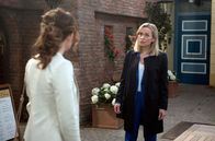 Rote Rosen – Mona (Jana Hora-Goosmann, r.) ist fassungslos, dass Tatjana (Judith Sehrbrock, l.) ihr Brandstiftung unterstellt.