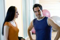 Sechserpack – Yoga gehört zu den Sportarten, die Körper und Seele in Einklang bringen. Doch anscheinend ist nicht jeder Teilnehmer für jeden Kurs geeignet... (v.l.n.r. Emily Wood, Thomas Held)