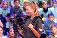 1, 2 oder 3 – Kamerakind Zoe unterstützt heute das Aufnahmeteam.