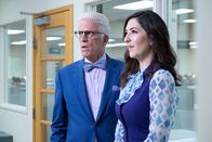 The Good Place – Michael (Ted Danson, l.); Janet (D'Arcy Carden, r.)