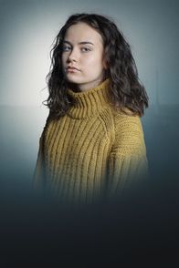 Unseen – Lily (Elisa Echevarria) hofft, dass Angèle ihr einen Weg zeigen kann, unsichtbar zu werden.