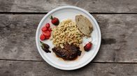 Zu Tisch ... – Zu Tisch Kleinwalsertal – Österreich Rehkeule mit Fichtenhonig und Fichtenspitzen-Spätzle Copyright: SRF/Berlin Producers Media/Thomas Funk