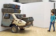 Petro-Melancholie – „Wir sind reich an Ressourcen, aber wir fahren gegen die Wand“, beschreibt Romuald Hazoumè seine Installation „Elf rien à foutre“, zu sehen im Kunstmuseum Wolfsburg.