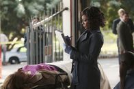 Castle – Lanie Parish (Tamala Jones, M.) untersucht die Leiche einer jungen Frau, die in einem Karussell gefunden wurde.