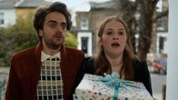 Extraordinary – Jizzlord (Luke Rollason, l.) und Jen (Máiréad Tyers, r.) sind bei Nora eingeladen. Jizzlords Sohn Alfie hat Geburtstag und sie haben ein großes Geschenk für ihn mitgebracht.
