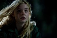 Super 8 – Gerät in die Fänge eines riesigen Monsters, das eigentlich auf Metall steht: Alice (Elle Fanning) ...