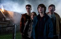 Super 8 – Während der entgleiste Zug alles in Schutt und Asche legt, bahnt sich etwas seinen Weg aus den Trümmern, welches das Leben von (v.l.n.r.) Martin (Gabriel Basso), Cary (Ryan Lee), Joe (Joel Courtney) und Charles (Riley Griffiths) für immer verändern wird ...