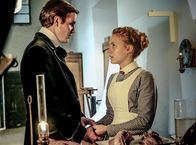 Charité – Georg Tischendorf (Maximilian Meyer-Bretschneider, l.) gesteht Ida (Alicia von Rittberg, r.) erneut seine Liebe.