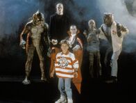 Monster Busters – Da kommen alle hundert Jahre und bei Vollmond die gruseligsten Gestalten zusammen, um endlich das Gute und die Menschen zu besiegen. Heute ist es wieder soweit: In einem kleinen Provinzstädtchen bricht das Chaos aus, als Graf Dracula mit seinem fiesen Gefolge einfällt. Einzig die Jugend um Robby Kiger weiß sich monsterhaft zu wehren.