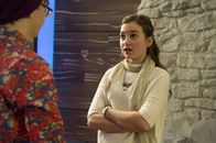 Schloss Einstein – Miriam (Jelena Herrmann) möchte Adrian (Lukas Lange) einen weiteren Schliff verleihen.